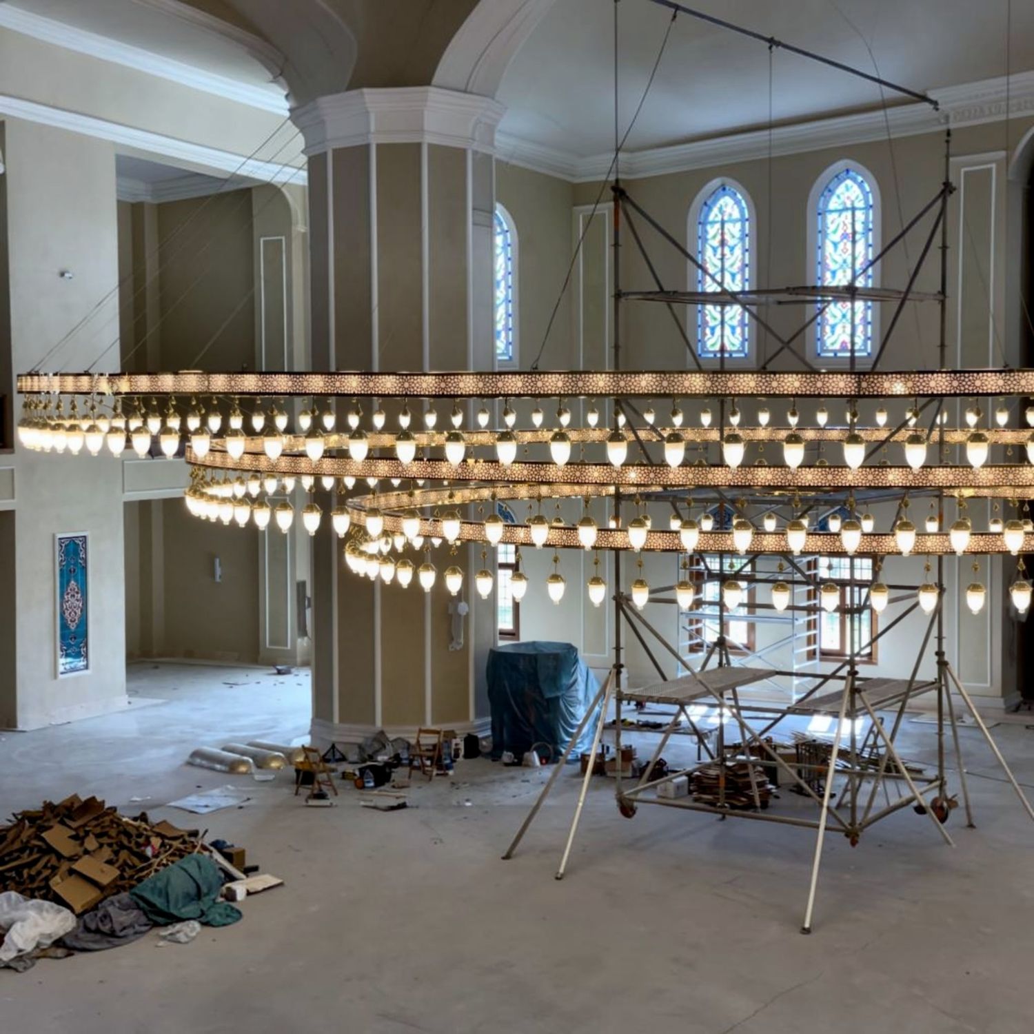 15 metre Medine kutulu Selçuklu cami avizesi montaj aşamasında, iskele üzerinde kurulurken caminin genişliğine göre ölçeği