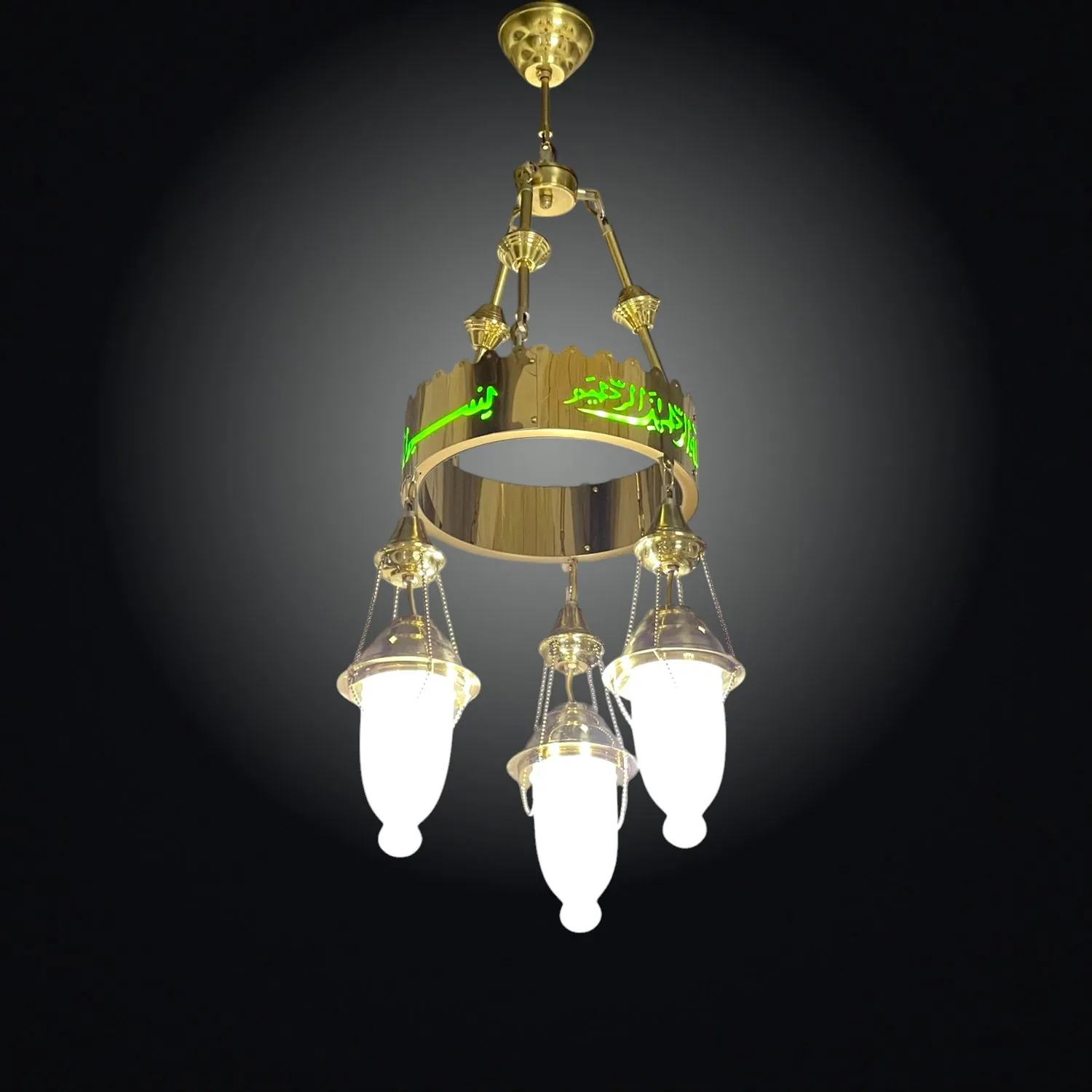Tek halkalı 30 cm yeşil besmeleli ledli cami avizesi, sarı pirinç halkasındaki yeşil ledli Besmele yazısıyla