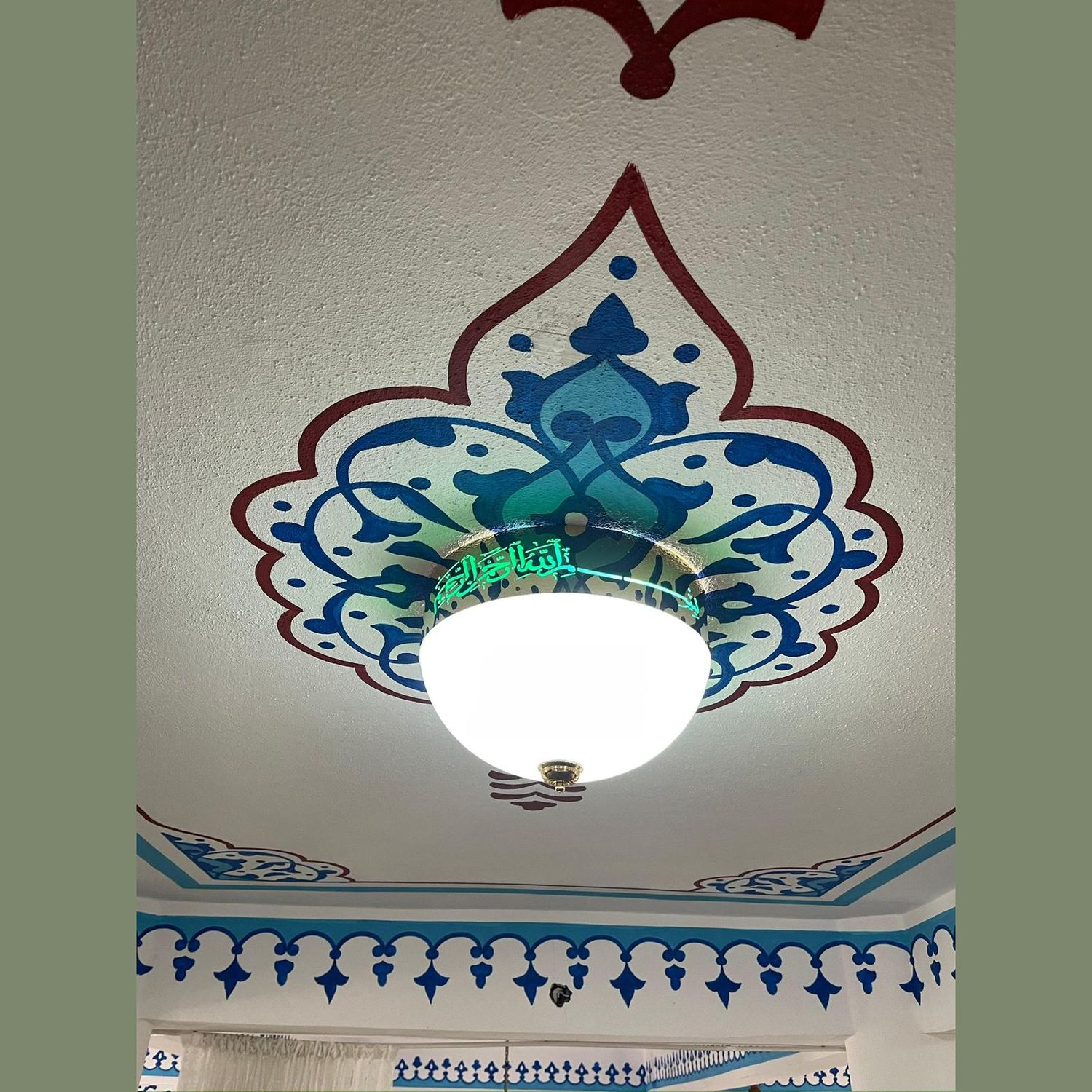 Kırk santim besmeleli ledli cami plafonyeri, kalem işli tavana monte edilmiş hâlde yeşil ledli Besmele yazısıyla