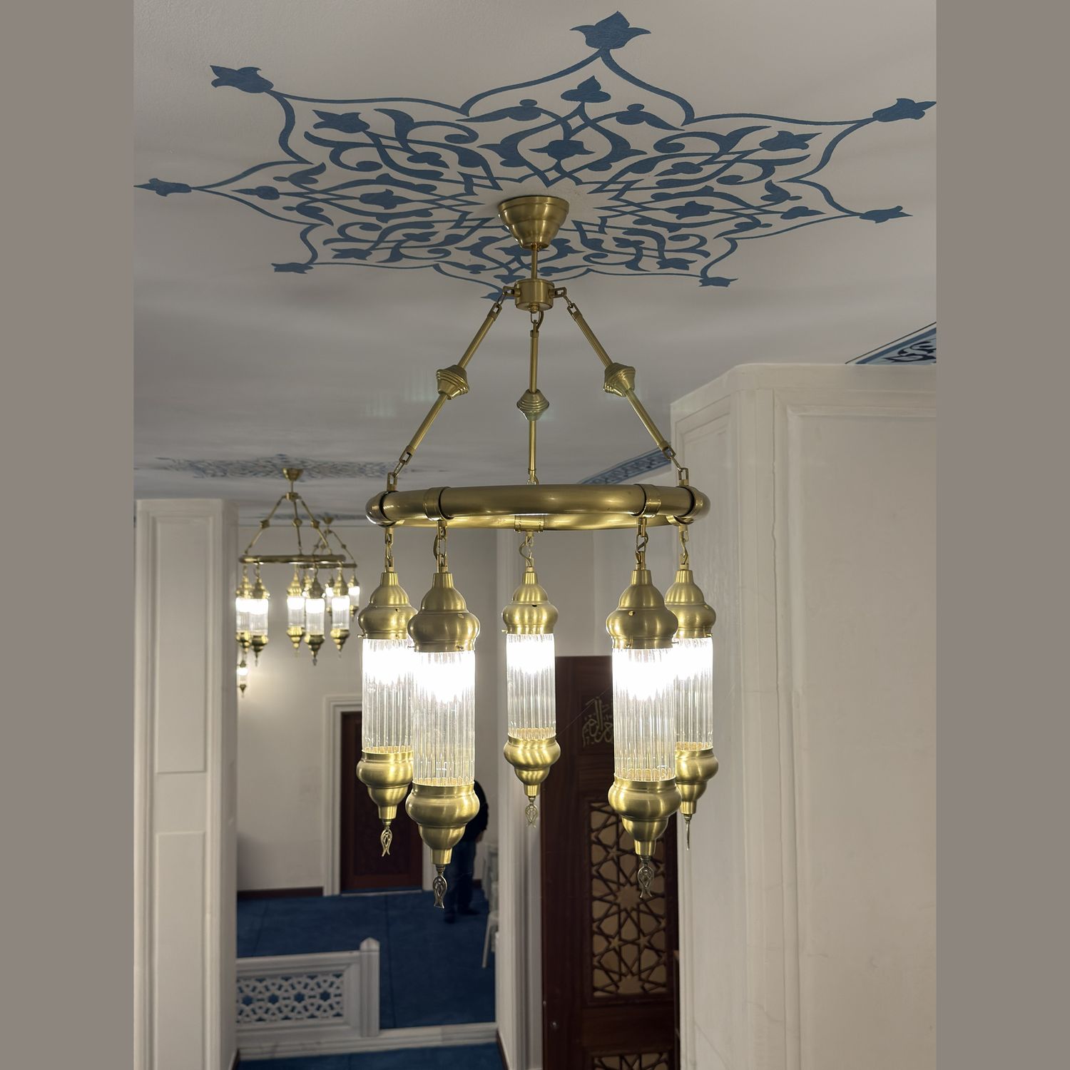 5 kandilli Osmanlı borulu cami avizesi mescitte, arka planda aynı modelin ikinci adedi