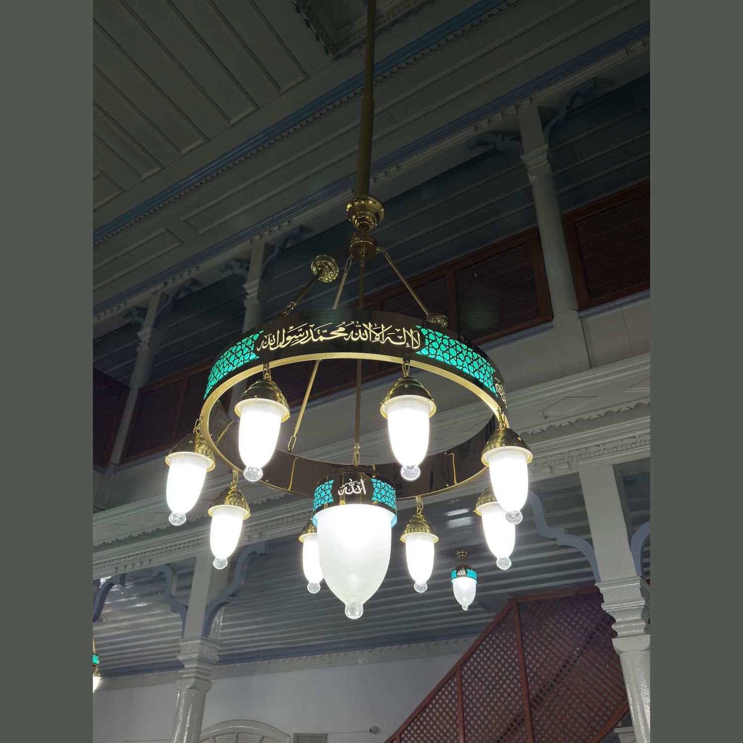 Tek halkalı 80 cm turkuaz tevhidli ledli cami avizesi cami içinde, ahşap tavanın altında yanarken