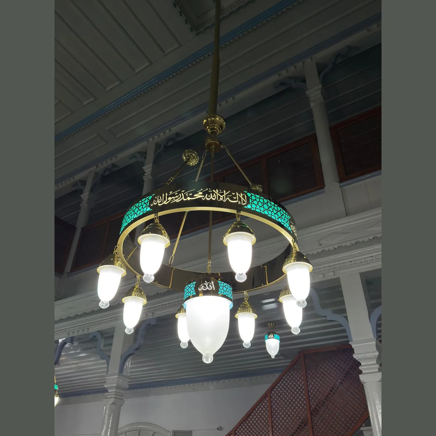 Tek halkalı 80 cm turkuaz tevhidli ledli cami avizesi cami içinde, ahşap tavanın altında yanarken
