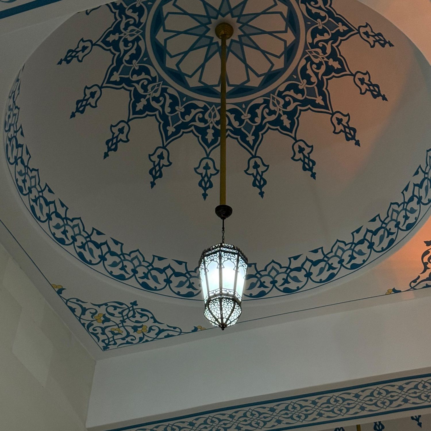 Kubbe altında ajur işlemeli Osmanlı cami feneri, kalem işli tavan göbeğinin merkezinde