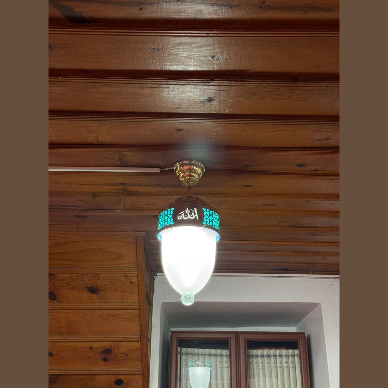 Allah Muhammed lafızlı ledli tekli sarkıt ahşap tavanlı mekânda yanarken