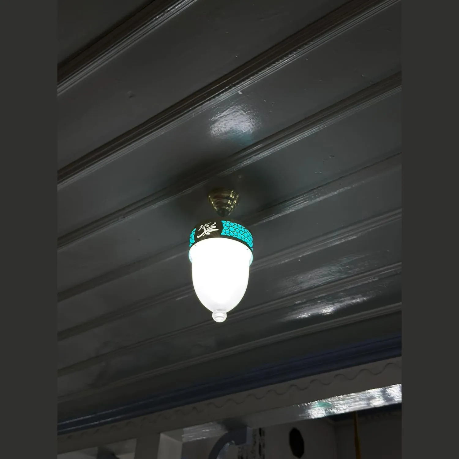 Allah Muhammed lafızlı ledli tekli sarkıt cami içinde, ahşap tavana monte edilmiş hâlde