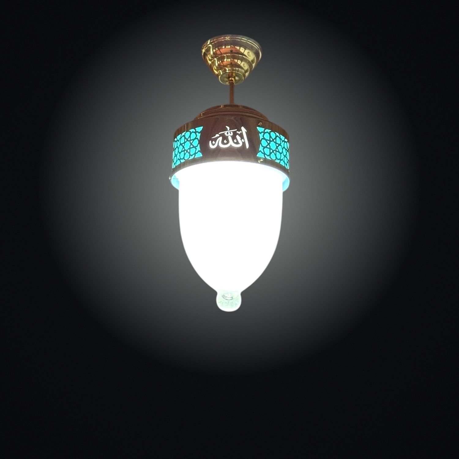 Allah Muhammed lafızlı ledli tekli sarkıt, başlığındaki turkuaz ledli kuşak ve Allah lafzıyla