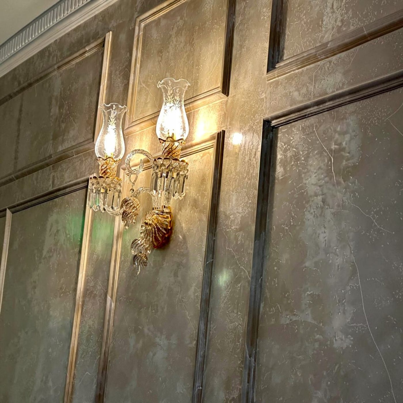 Altın varak kristal aplik yakın çekim, varak işçiliği ve kristal detayı