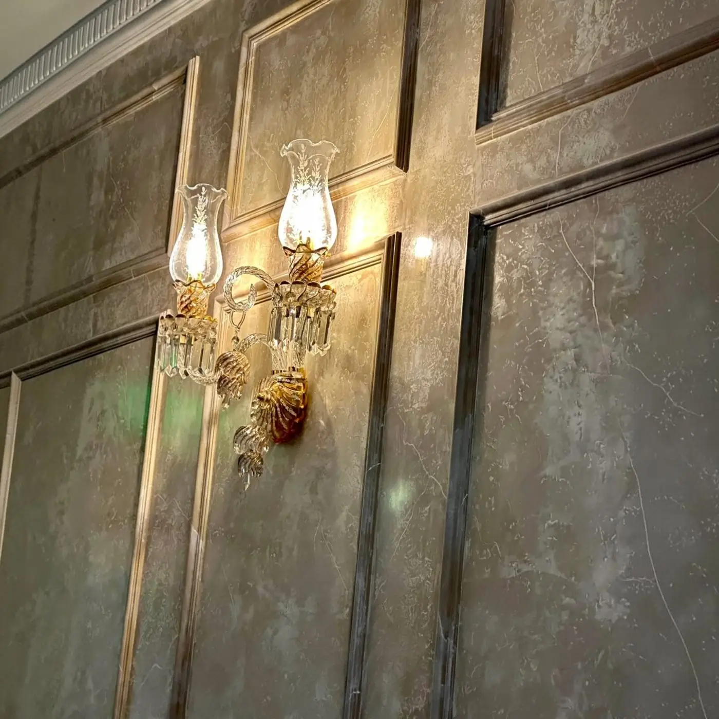 Altın varak kristal aplik yakın çekim, varak işçiliği ve kristal detayı
