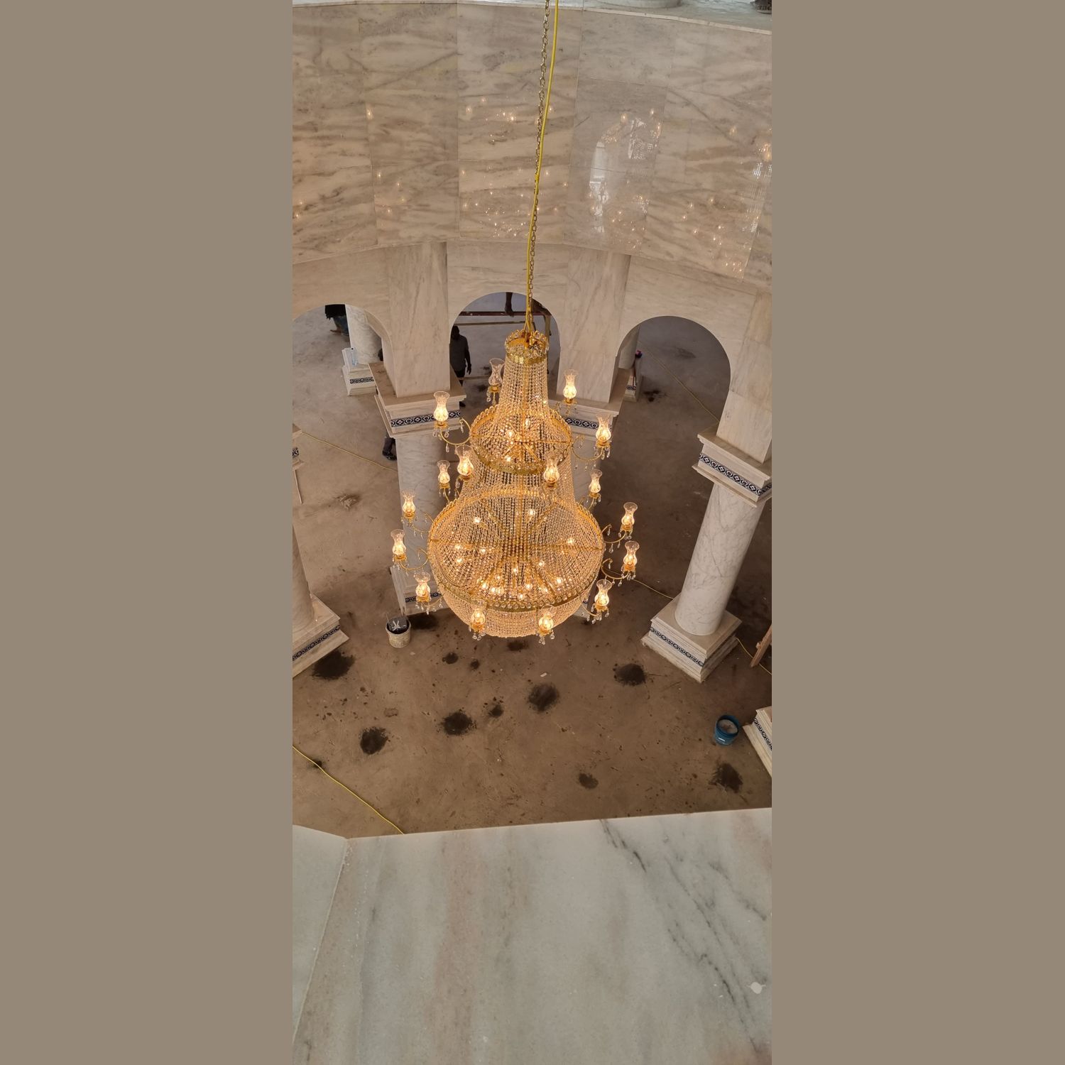 Armudi kristal cami avizesinin üstten görünümü, fanuslu kolları ile
