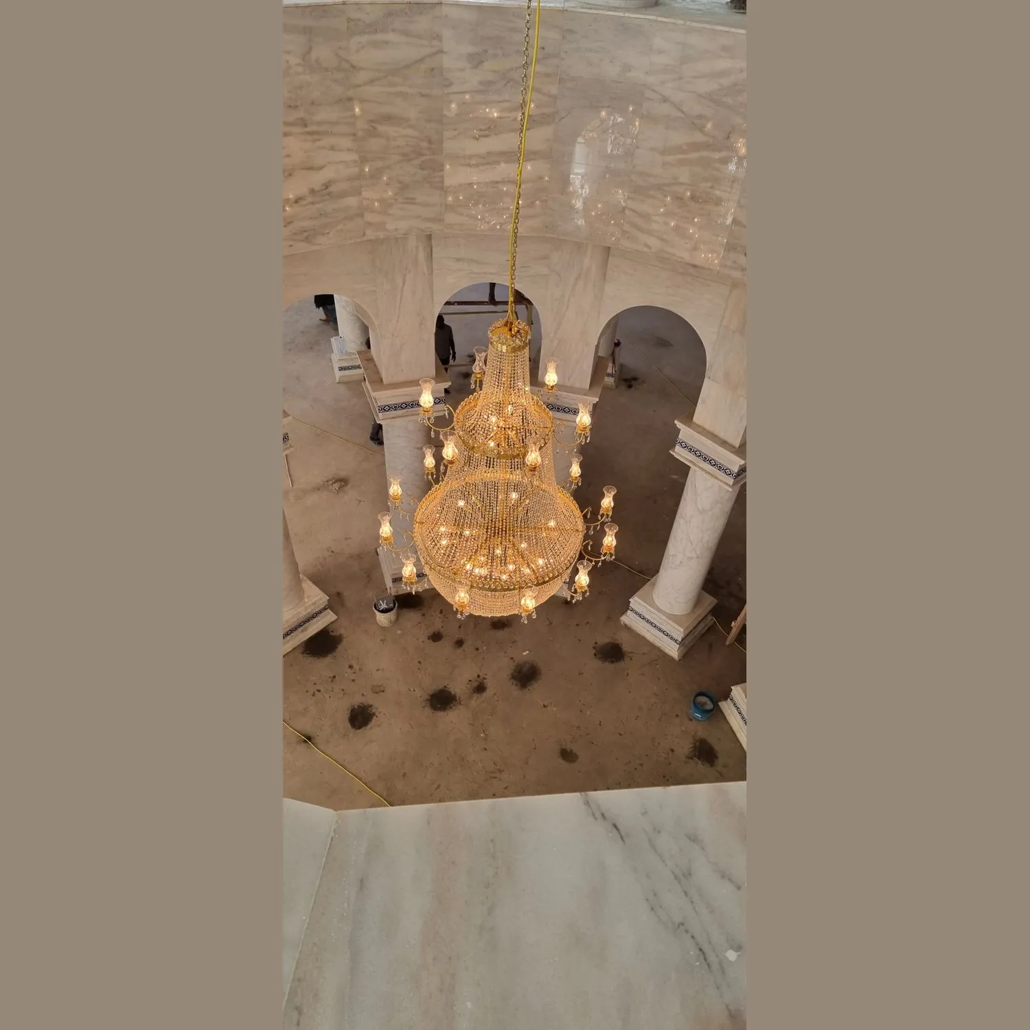 Armudi kristal cami avizesinin üstten görünümü, fanuslu kolları ile
