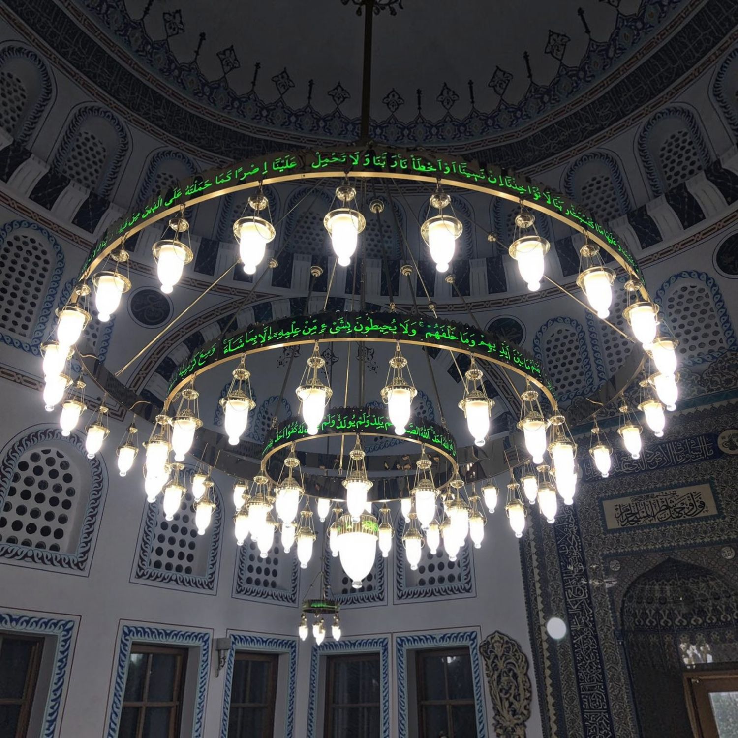 Ayetel Kürsili ledli cami avizesi cami içinde, çinili kubbenin altında yanarken