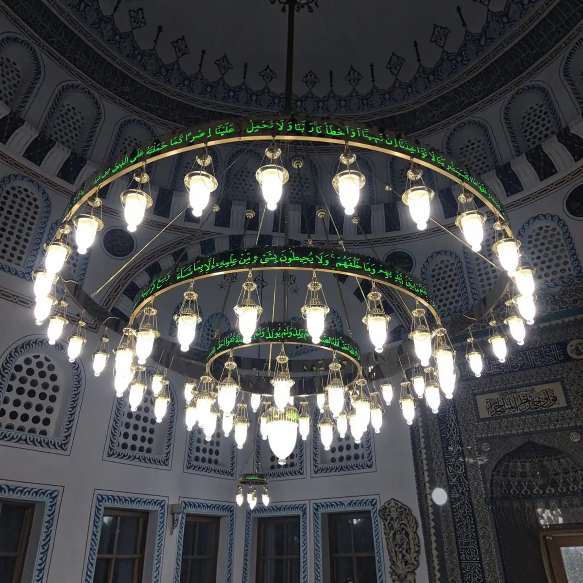 Ayetel Kürsili ledli cami avizesi cami içinde, çinili kubbenin altında yanarken