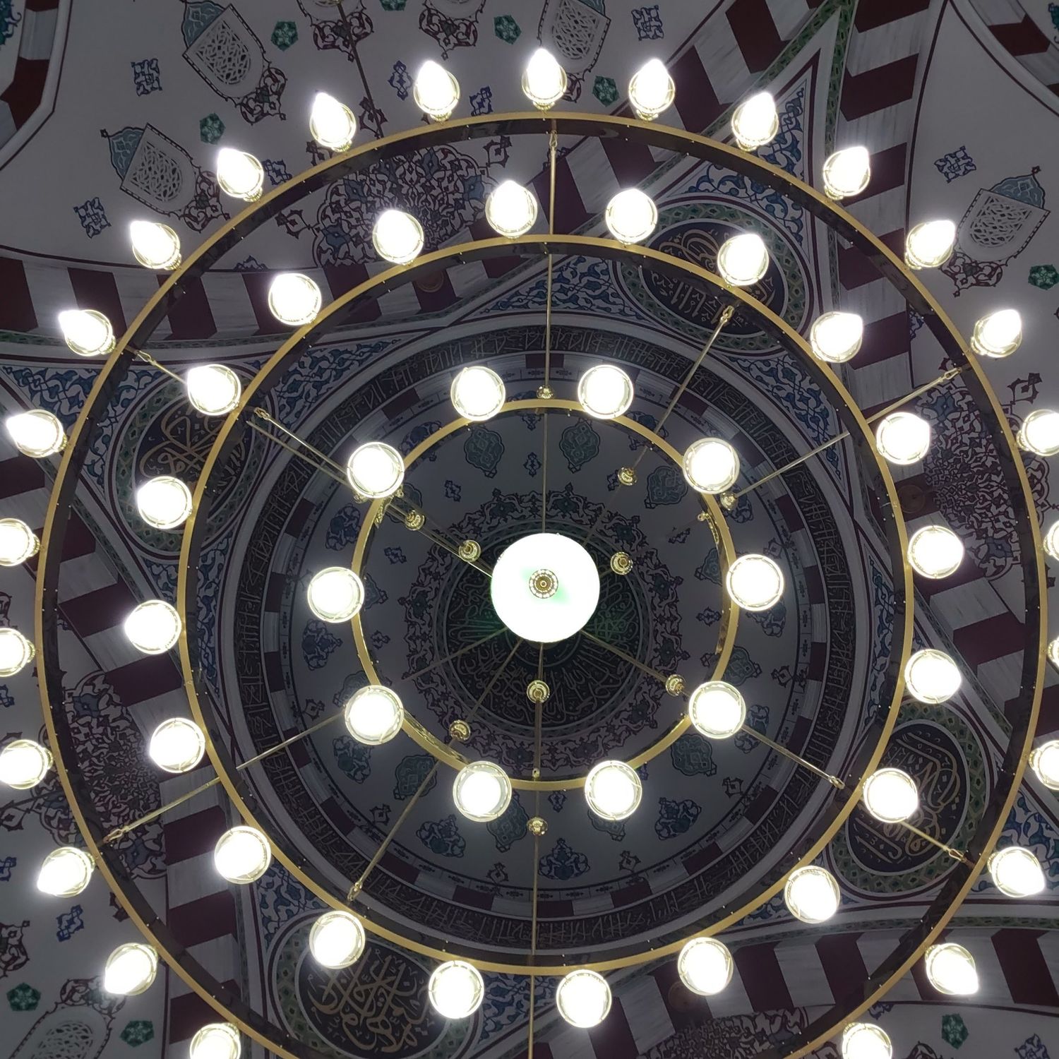Ayetel Kürsili ledli cami avizesi kubbe altından görünüm, halkaların merkeze göre dizilimi