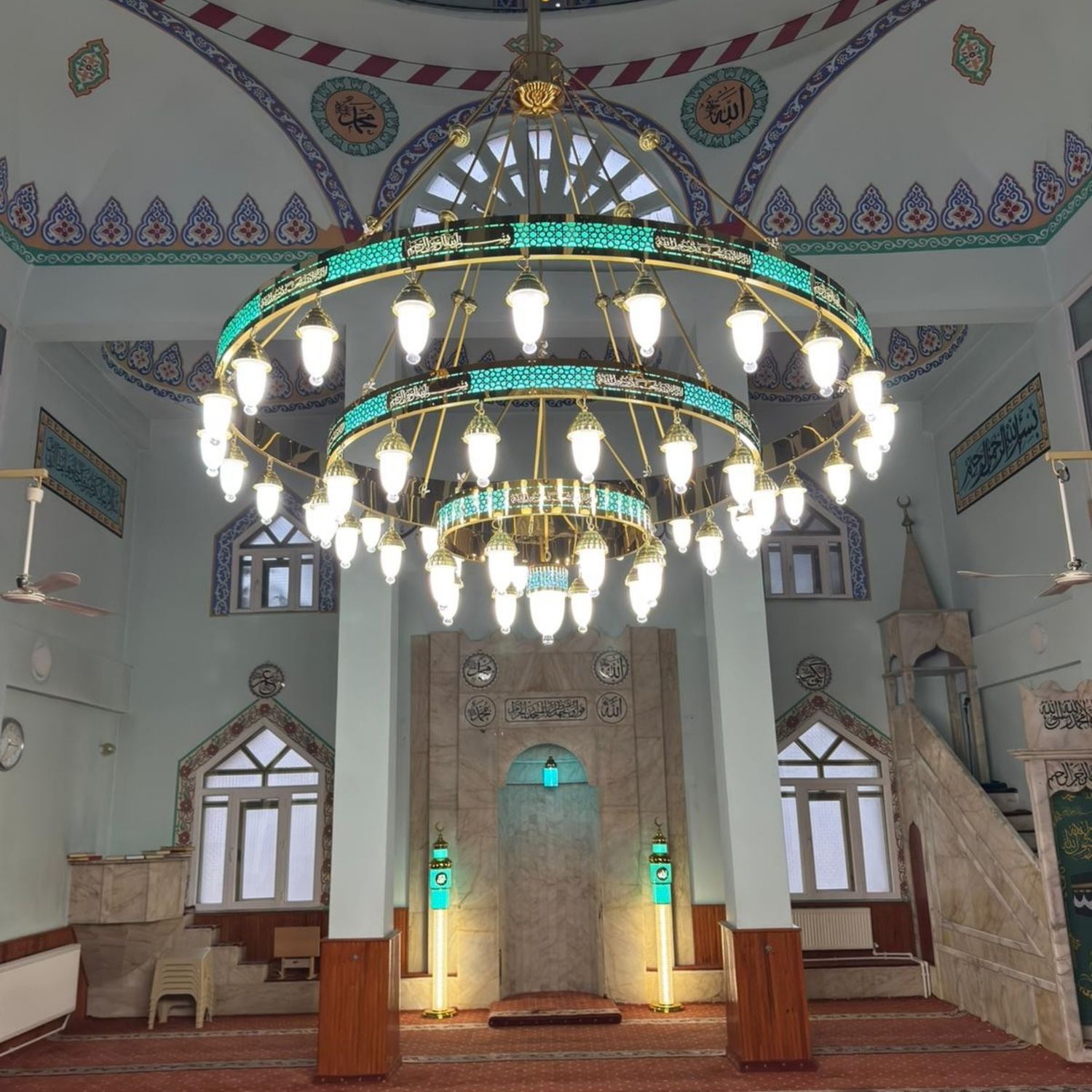 Besmele Kelime-i Tevhidli ledli cami avizesi cami içinde, mihrap ve minberin önünde yanarken