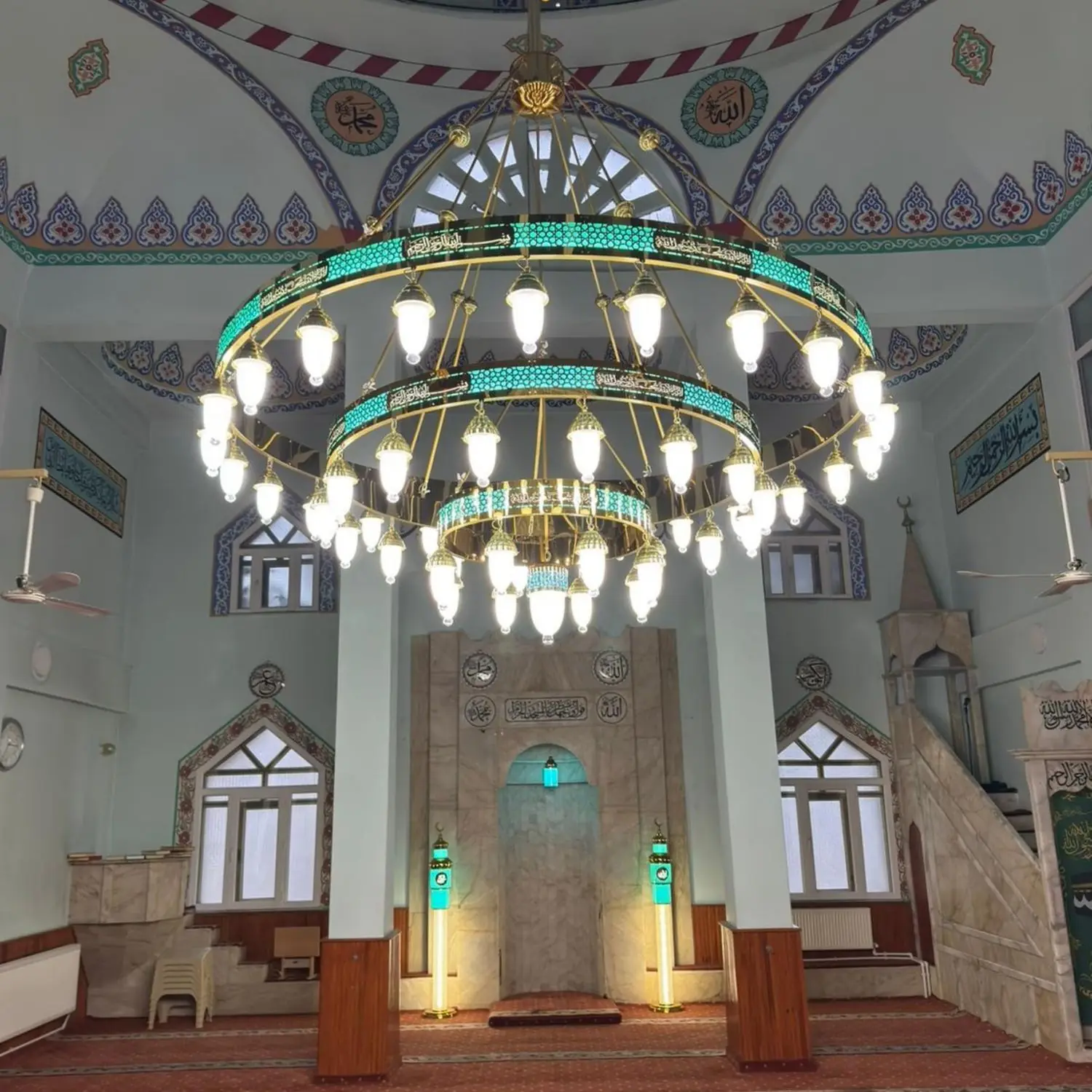 Besmele Kelime-i Tevhidli ledli cami avizesi cami içinde, mihrap ve minberin önünde yanarken