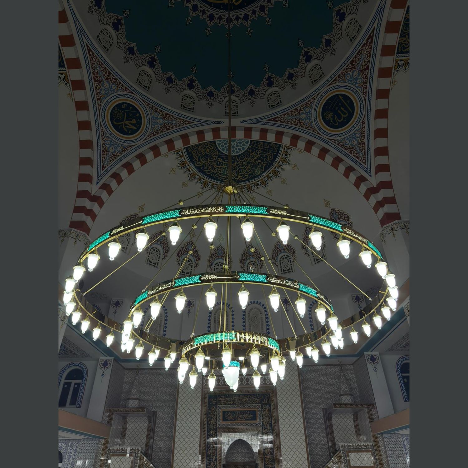 Besmele Kelime-i Tevhidli ledli cami avizesi mihrap önünde, kubbe altında yanarken
