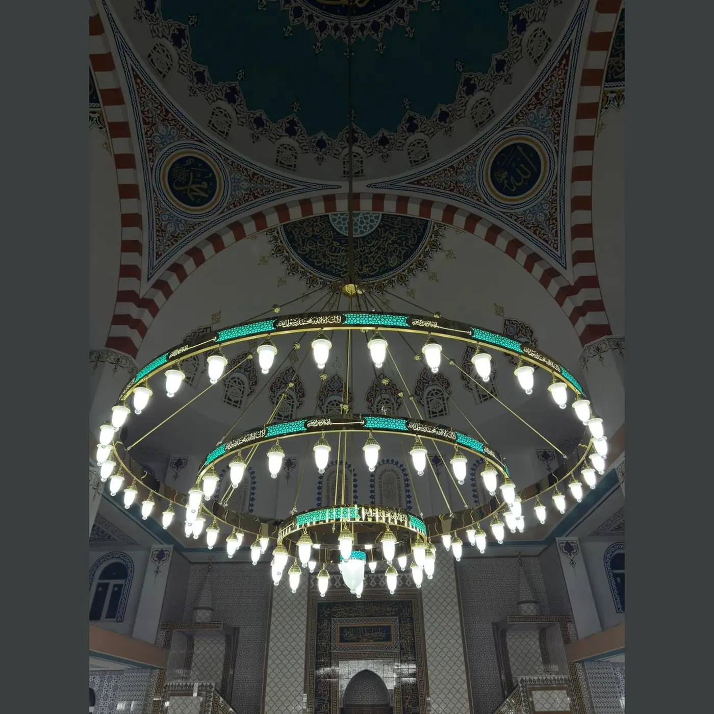 Besmele Kelime-i Tevhidli ledli cami avizesi mihrap önünde, kubbe altında yanarken