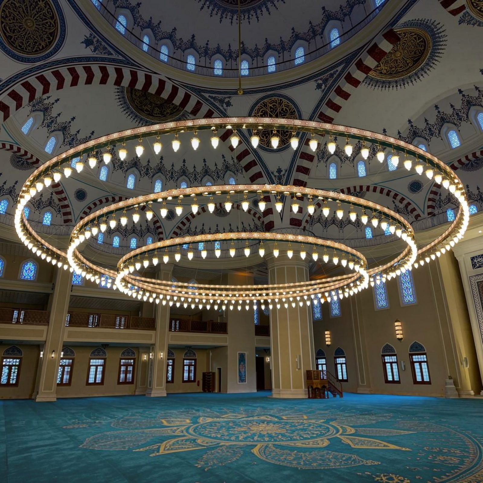 Üç halkalı pirinç cami avizesi, kubbeli cami iç mekânında