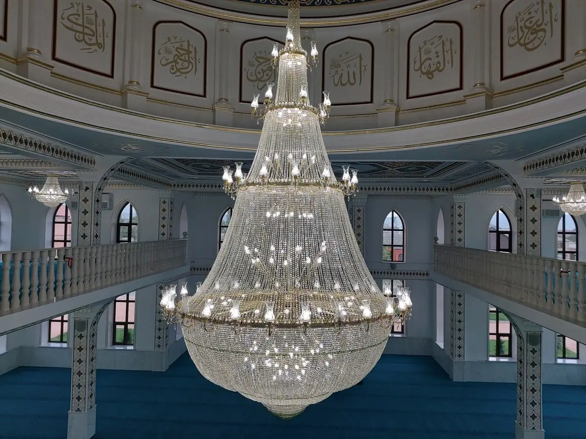 Mahfilli caminin ortasında dev kristal cami avizesi ve yan aplikler — Çeçenistan, Rusya