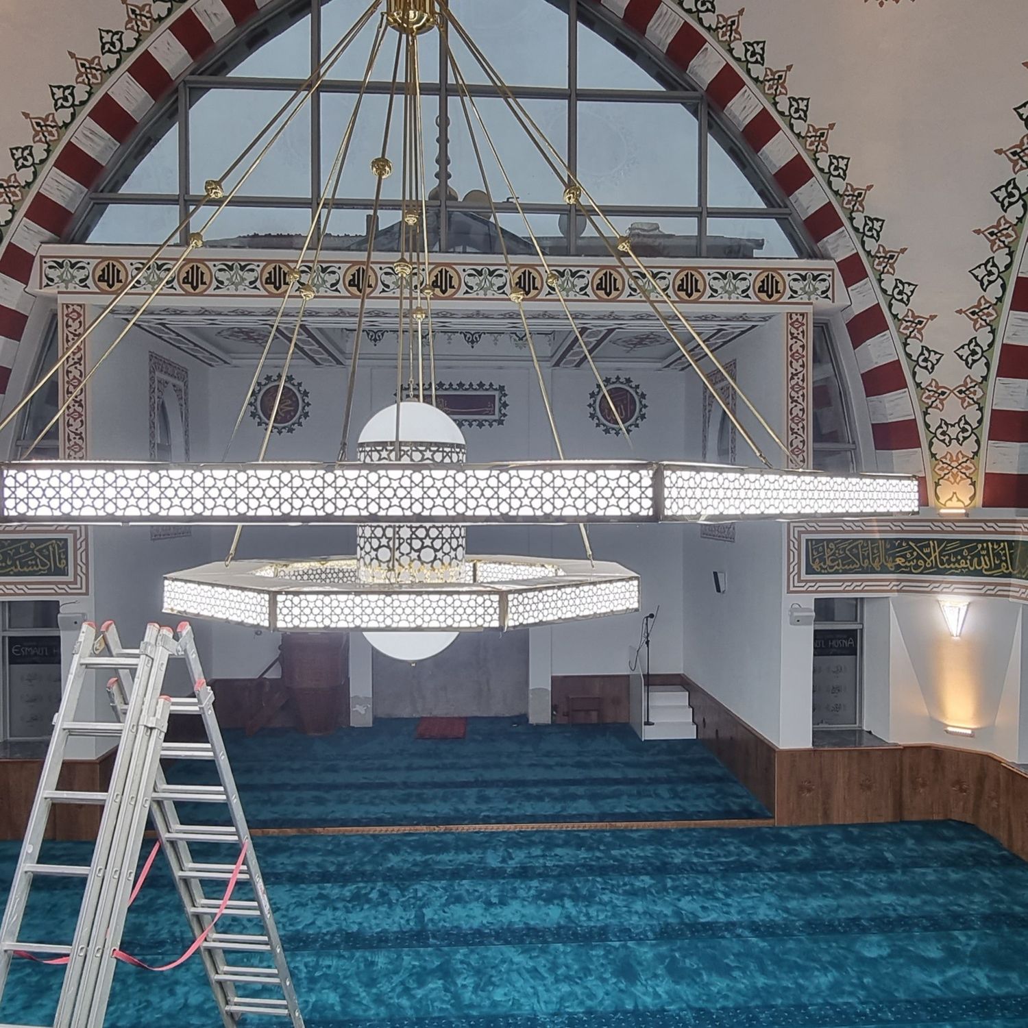 Çift katlı Selçuklu 8 Gen kutulu cami avizesi mihrap yönünden görünüm, caminin ana hacmine göre ölçeği