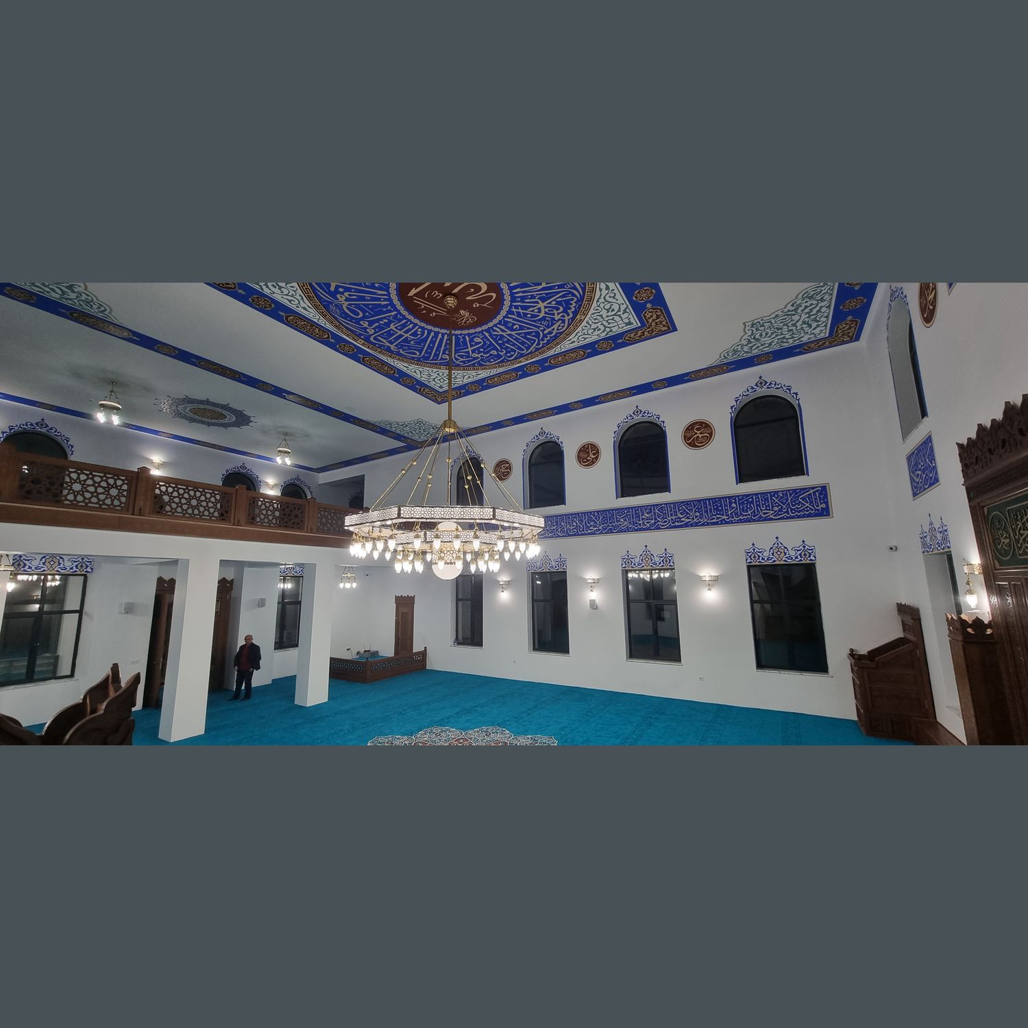 8 Gen kutulu Medine Selçuklu cami avizesi genel görünüm, caminin ana hacmine göre ölçeği