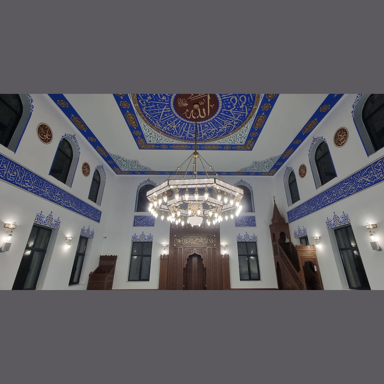 Mihrap önünde çokgen kutulu Medine Selçuklu cami avizesi, iki kademeli kutu gövdeli