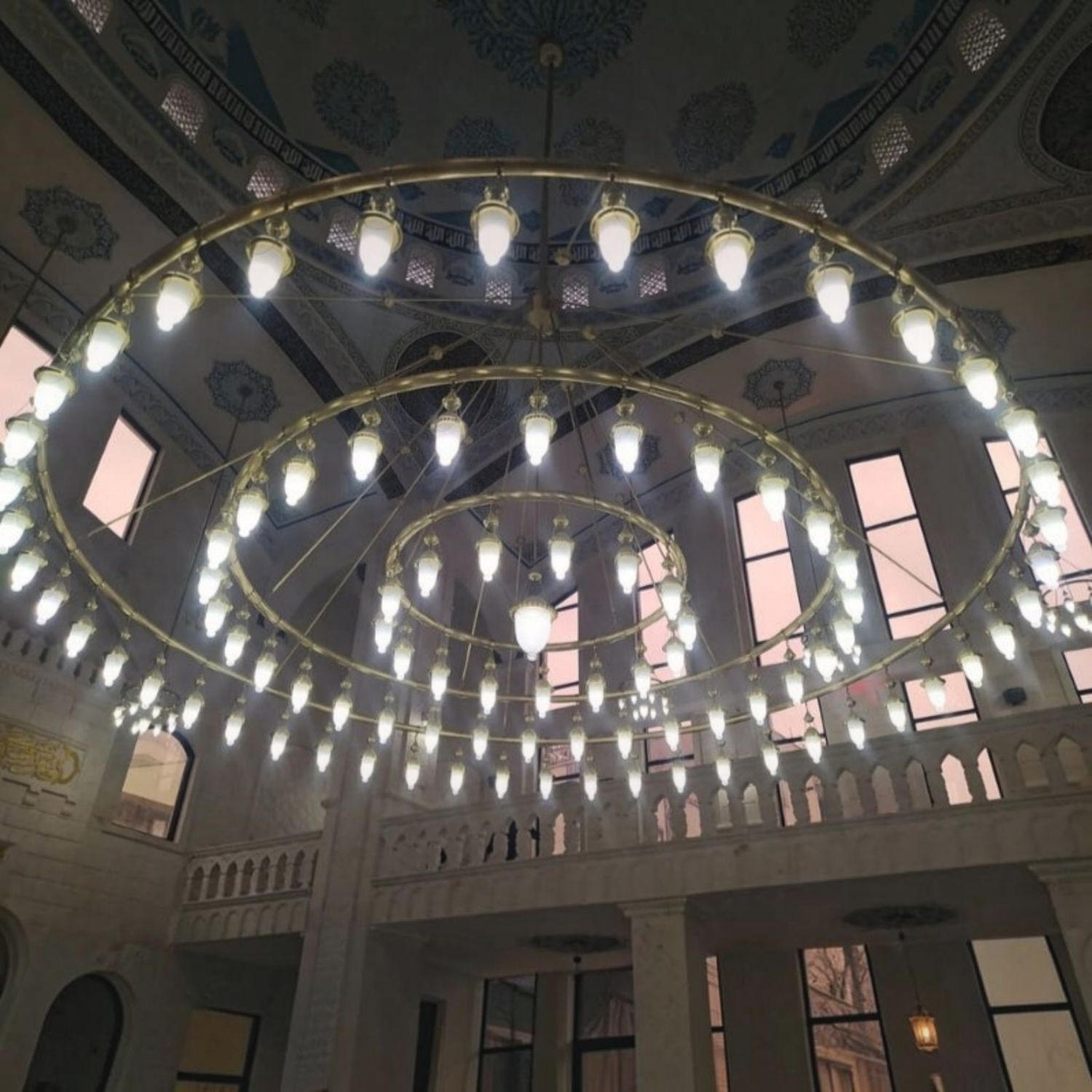 Cami kubbesi altında dev halkalı Osmanlı borulu cami avizesi