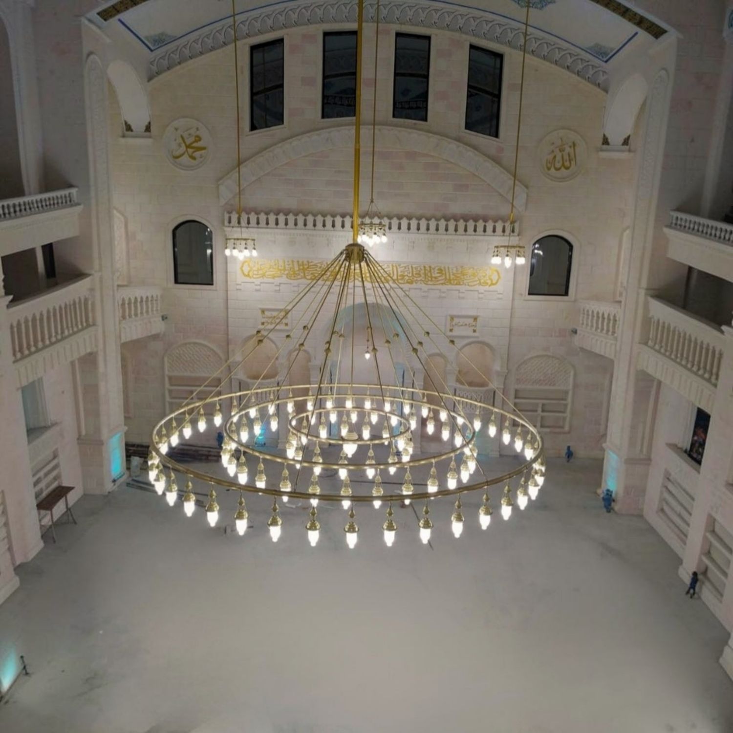 Dev halkalı Osmanlı borulu cami avizesi mahfilden görünüm, caminin ana hacmine göre ölçeği