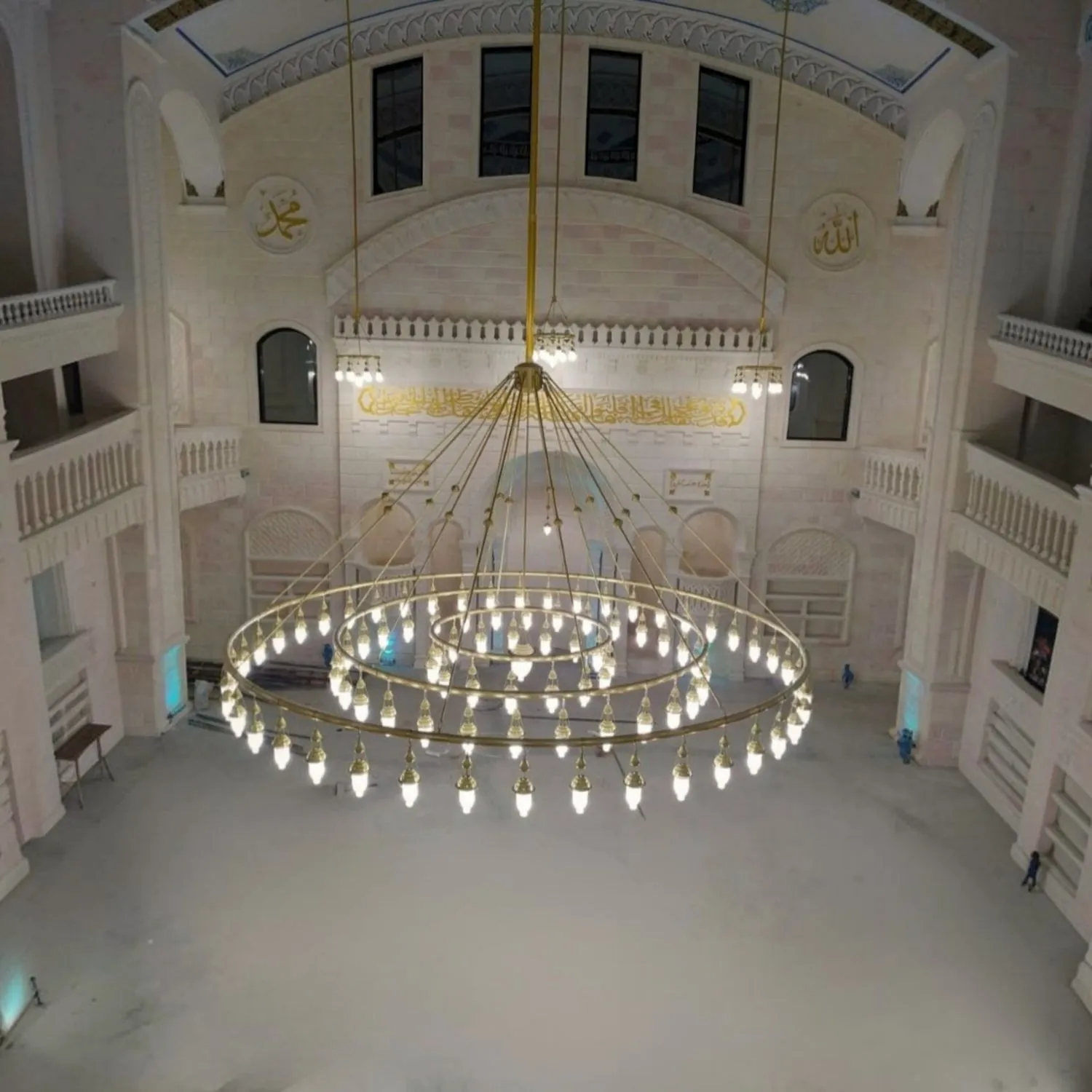 Dev halkalı Osmanlı borulu cami avizesi mahfilden görünüm, caminin ana hacmine göre ölçeği