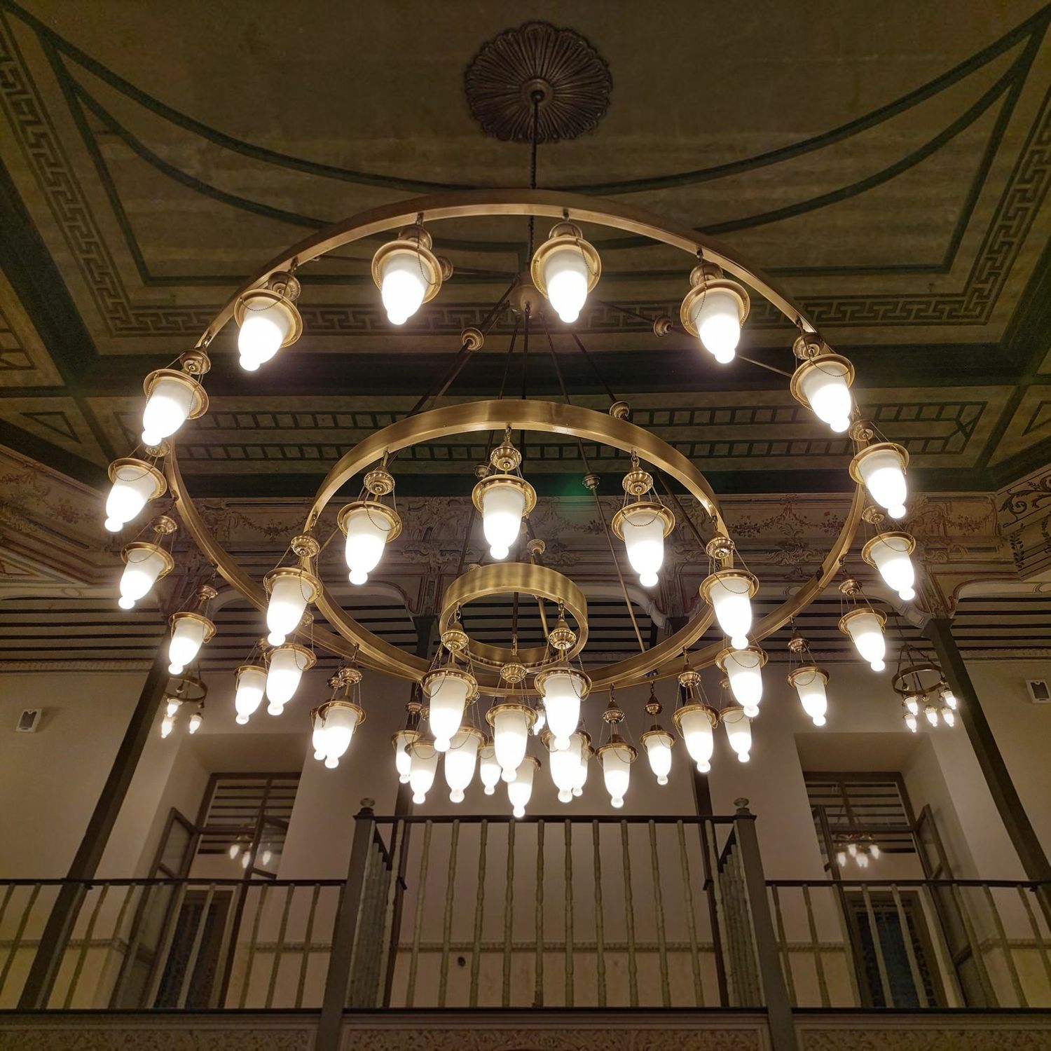 Yüksek tavanlı salonda dev kademeli fanuslu Osmanlı cami avizesi