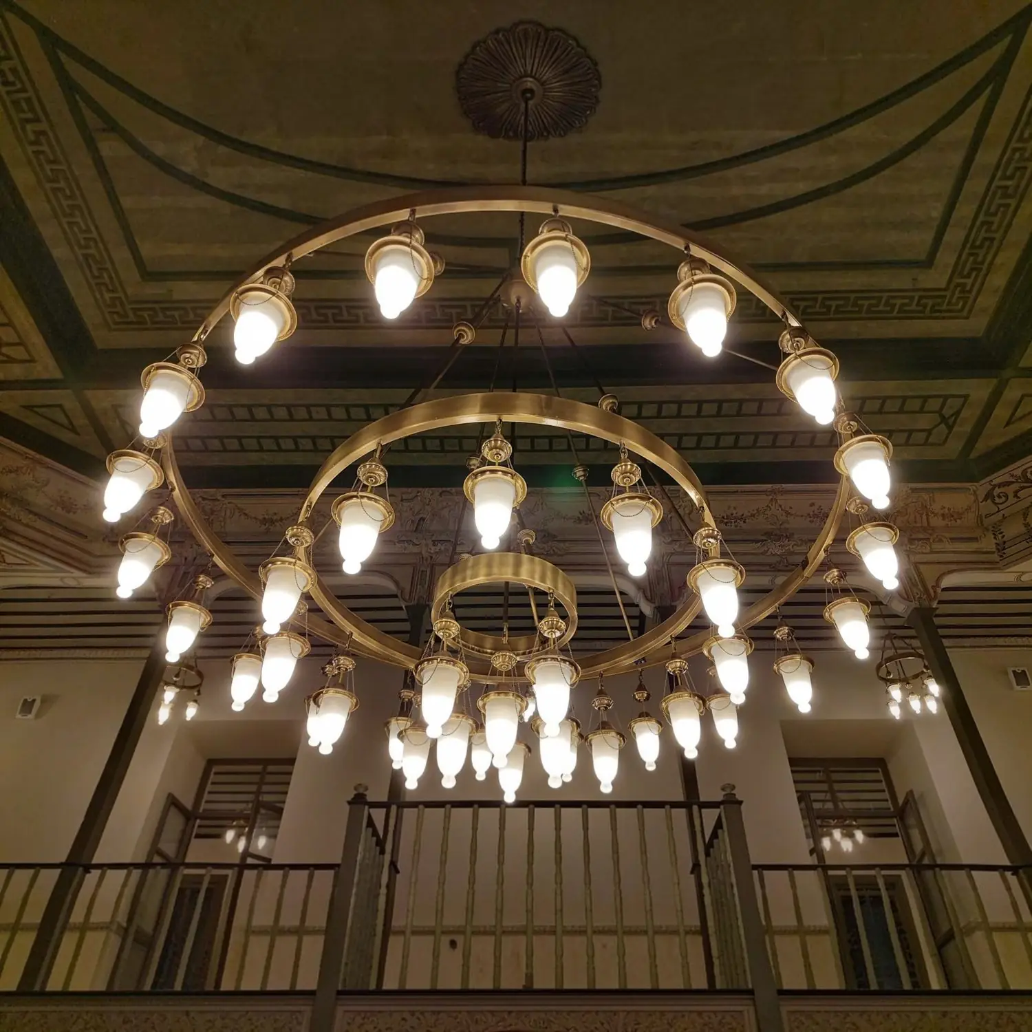 Yüksek tavanlı salonda dev kademeli fanuslu Osmanlı cami avizesi
