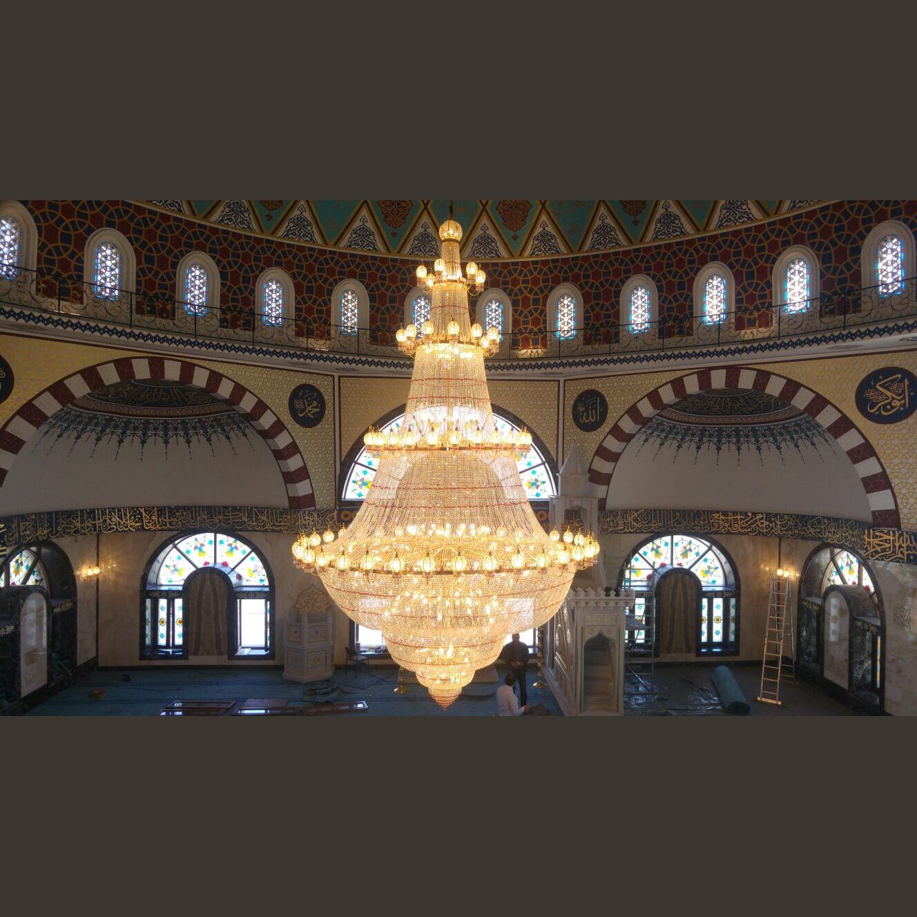 Büyük kubbeli camide dev boyutlu çok katlı kristal avize, üç sıra fanuslu kollu