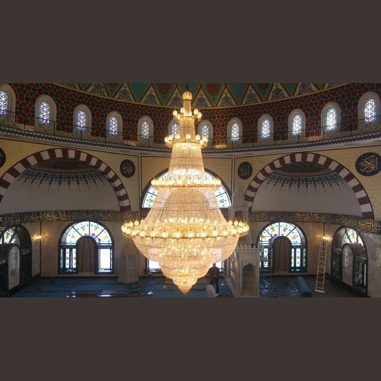 Büyük kubbeli camide dev boyutlu çok katlı kristal avize, üç sıra fanuslu kollu