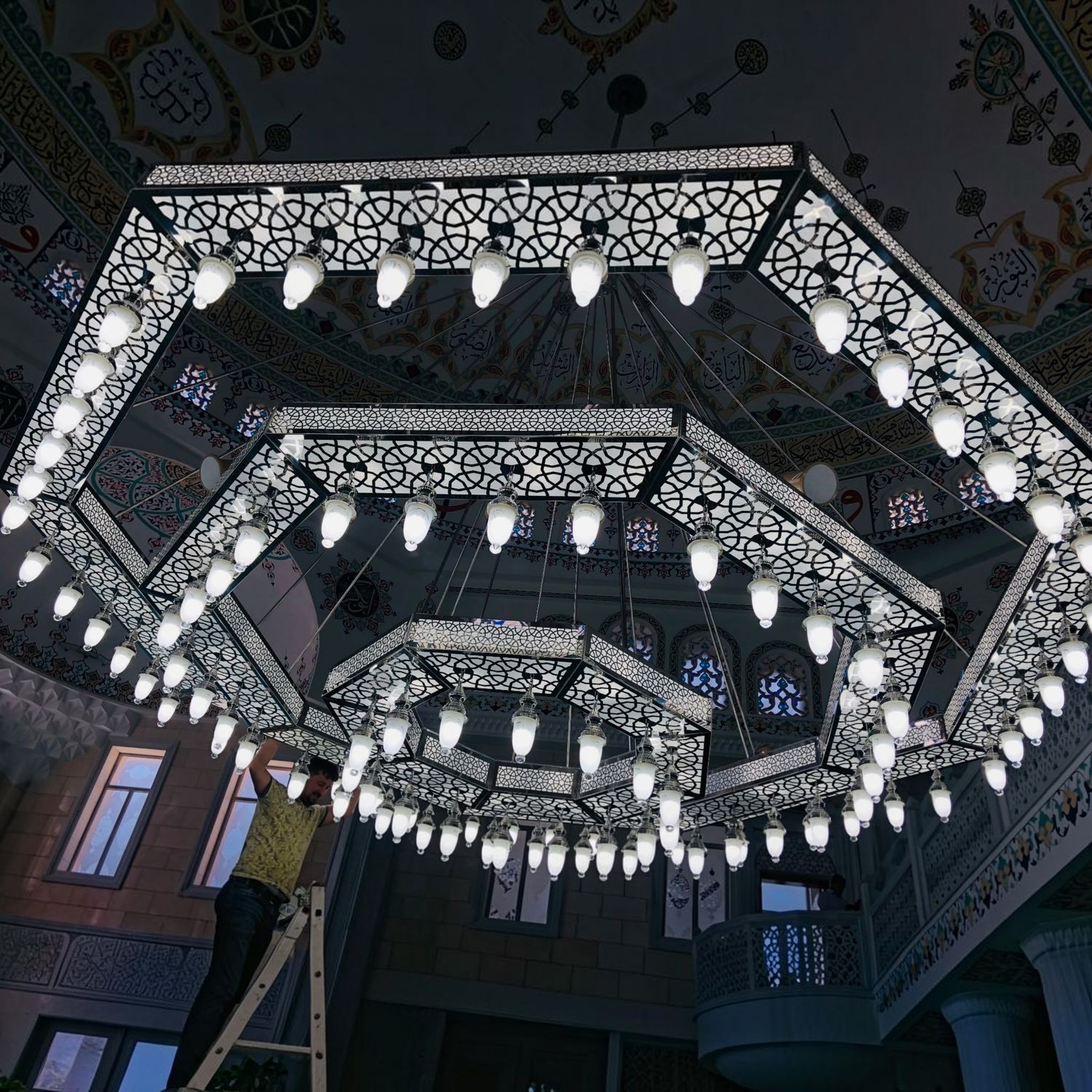 Cami içinde dört kademeli Selçuklu 8 Gen kutulu cami avizesi