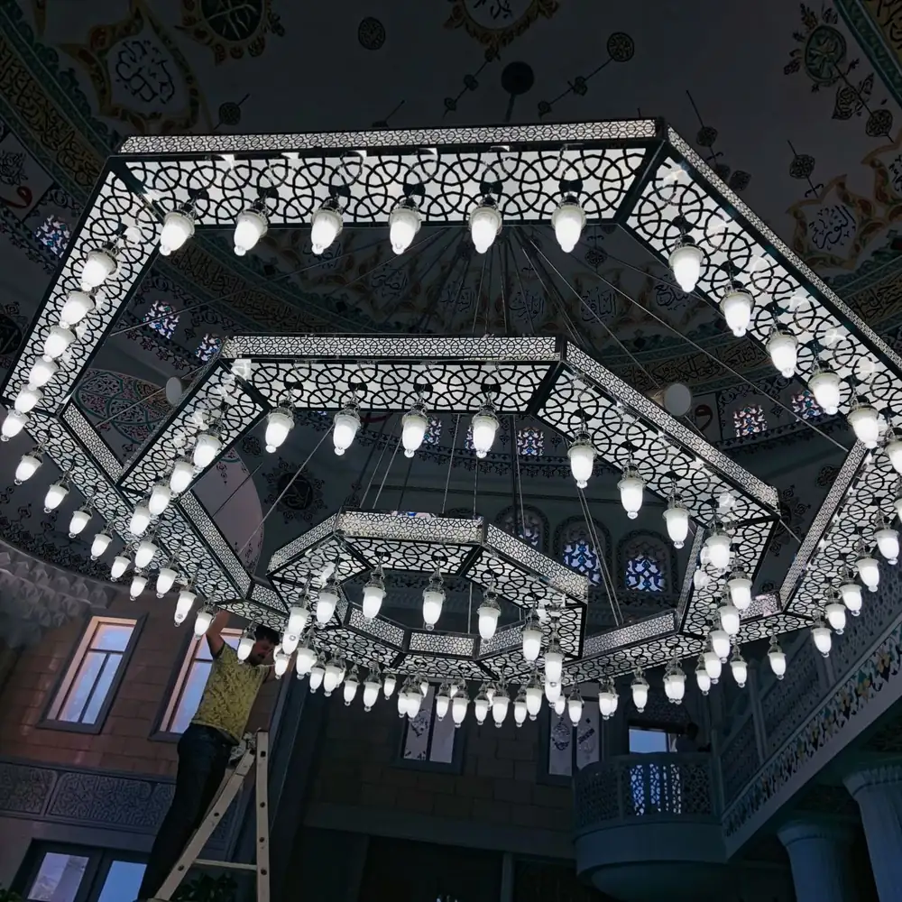 Cami içinde dört kademeli Selçuklu 8 Gen kutulu cami avizesi