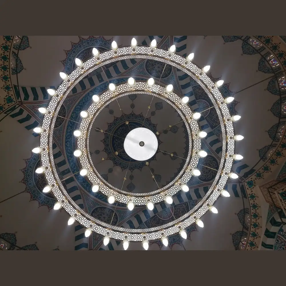 İki kademeli Medine kutulu Selçuklu cami avizesi tam alttan görünüm, halkalar kubbe göbeğini çerçevelerken