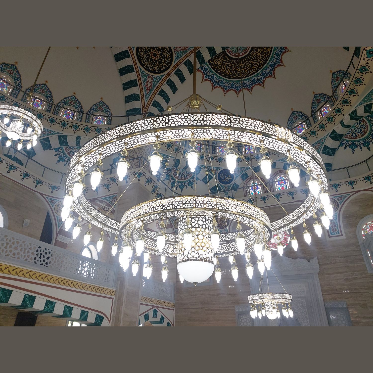 Kubbe altında iki kademeli Medine kutulu Selçuklu cami avizesi