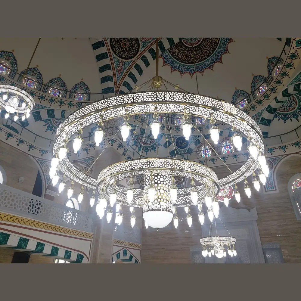 Kubbe altında iki kademeli Medine kutulu Selçuklu cami avizesi
