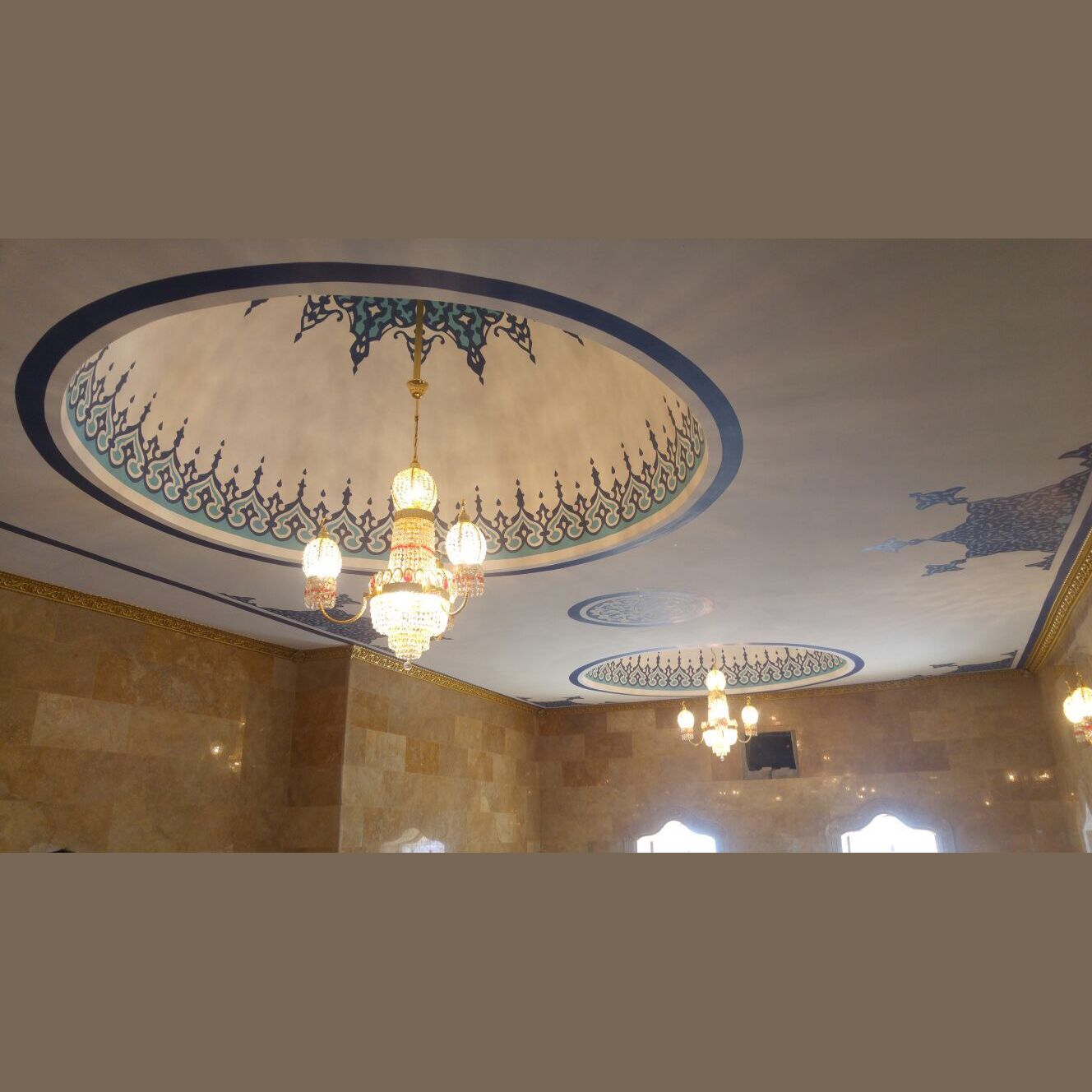 Cami iç mekânında sıralı kandilli kristal avizeler