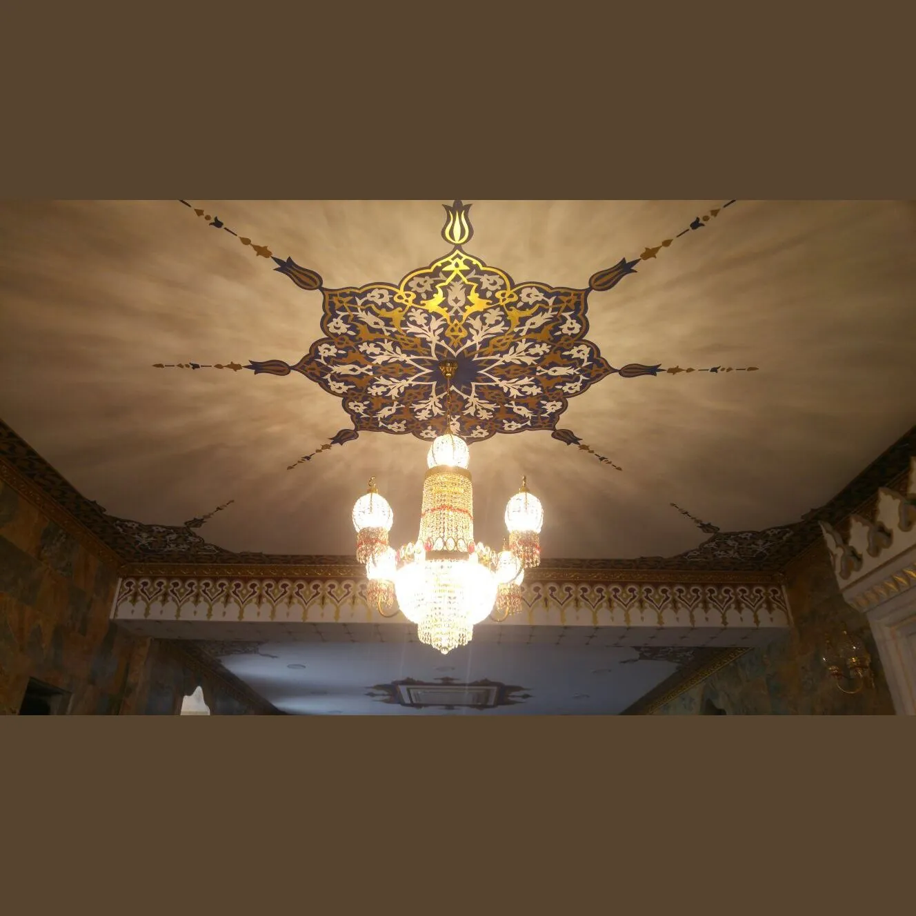 Kandilli kristal cami avizesinin işlemeli tavan göbeği ile birlikte görünümü
