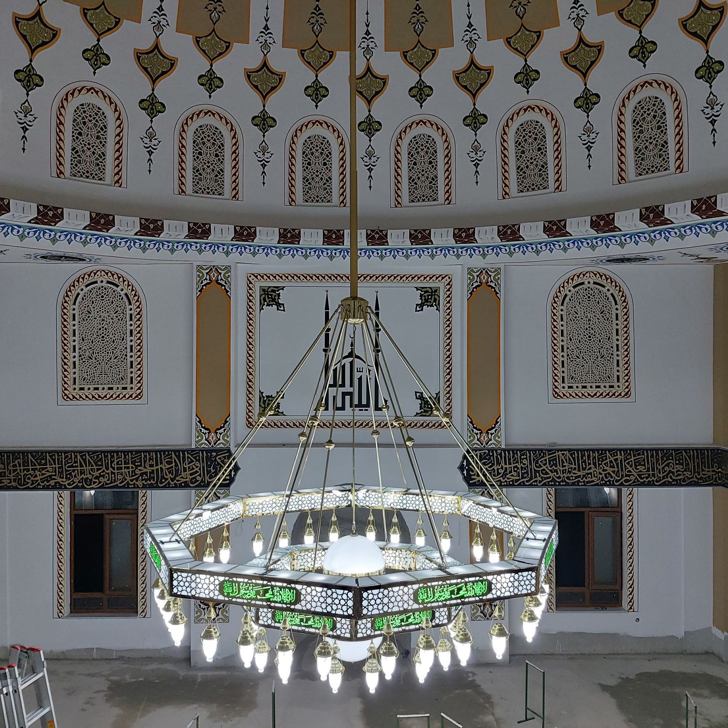 Kelime-i tevhidli Selçuklu 8 Gen kutulu cami avizesi mihrap yönünden görünüm, yeşil hatlar okunur hâlde
