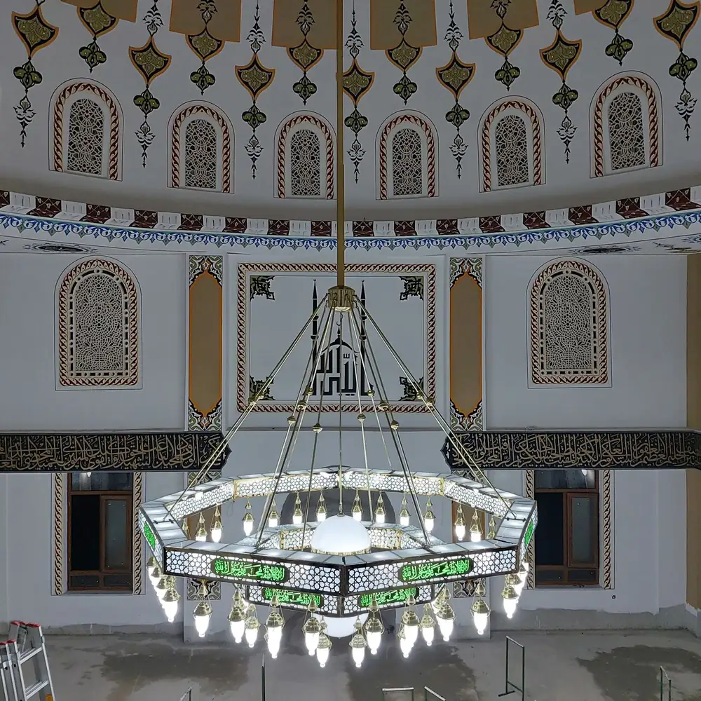 Kelime-i tevhidli Selçuklu 8 Gen kutulu cami avizesi mihrap yönünden görünüm, yeşil hatlar okunur hâlde