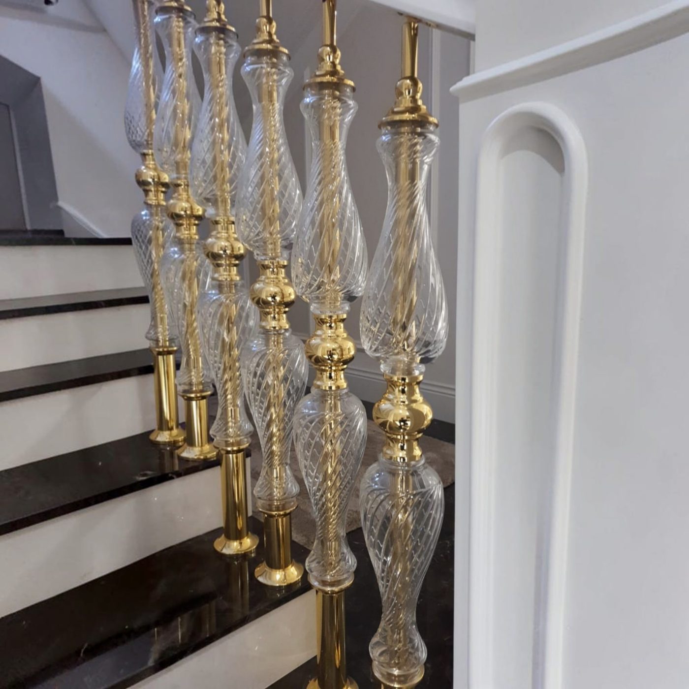 Kristal burgu pirinç küpeşte, burgu formlu kristal sütunlar