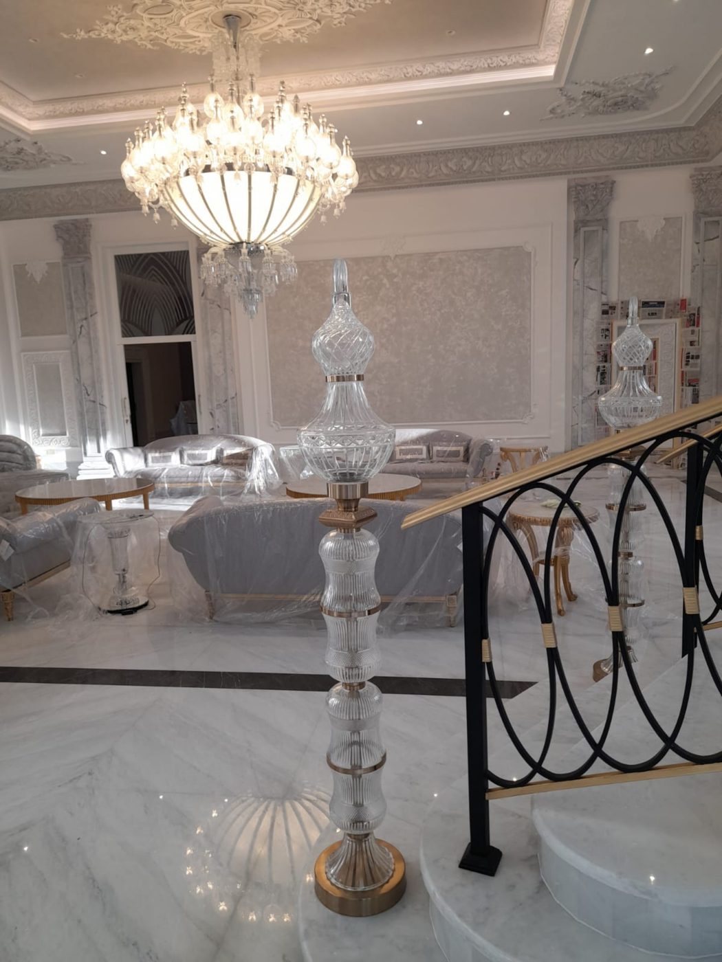 Villa holünde kristal sütun küpeşte ve ferforje korkuluk