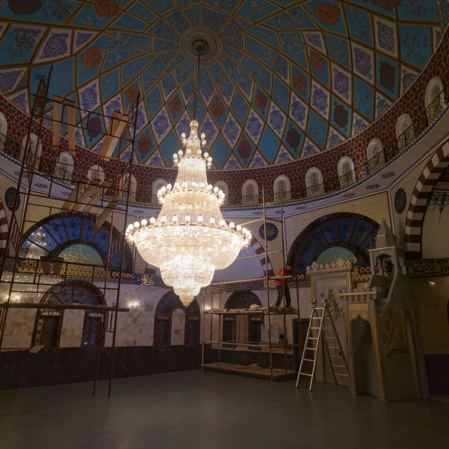 Kubbeli cami iç mekânında asılı büyük kristal avize