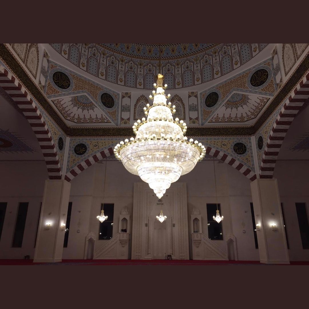 Küre ışıklı kristal cami avizesinin cami iç mekânındaki görünümü