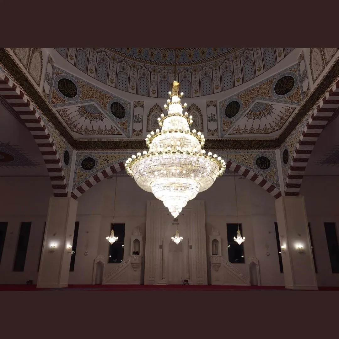 Küre ışıklı kristal cami avizesinin cami iç mekânındaki görünümü