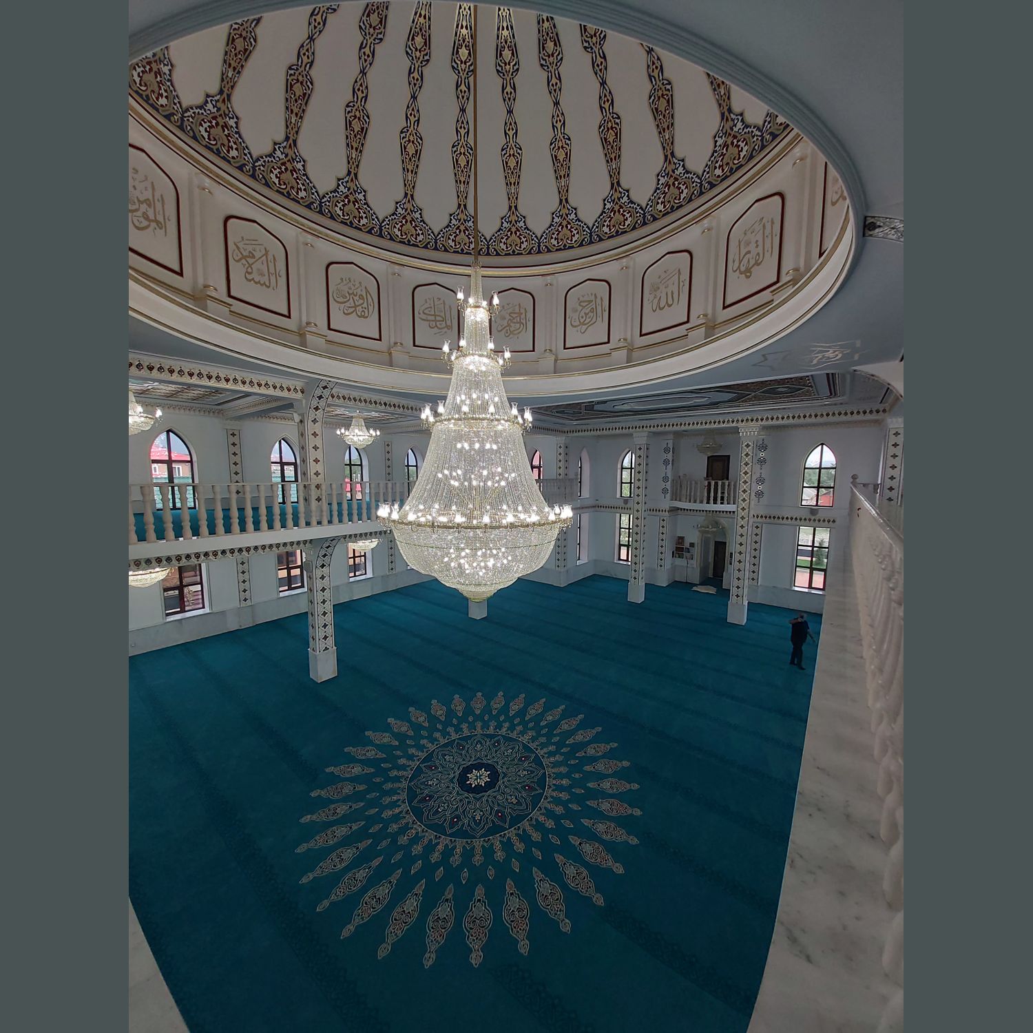 Lale camlı kristal cami avizesinin cami iç mekânındaki genel görünümü