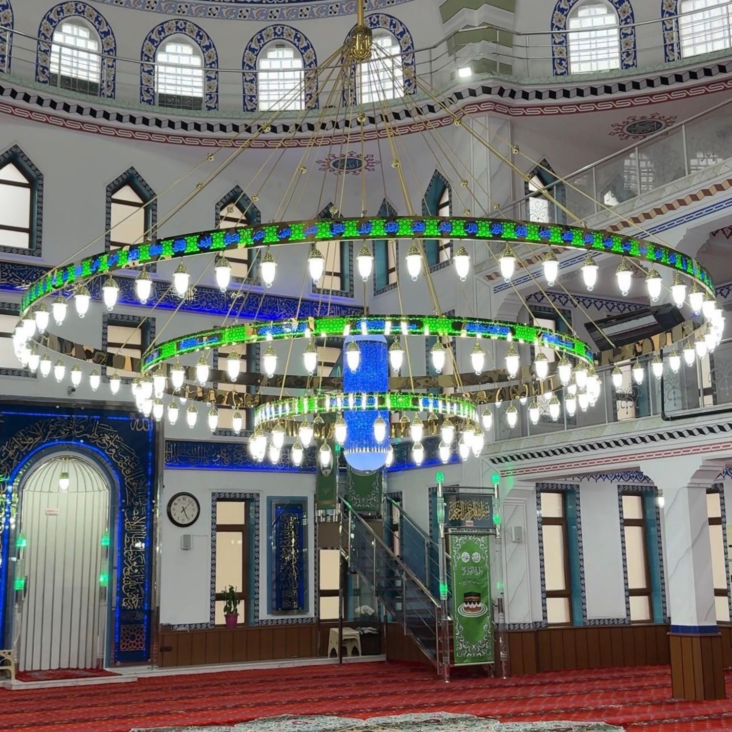 Mavi göbekli Esmaül Hüsnalı ledli cami avizesi genel görünüm, üç kademenin cami hacmine göre ölçeği