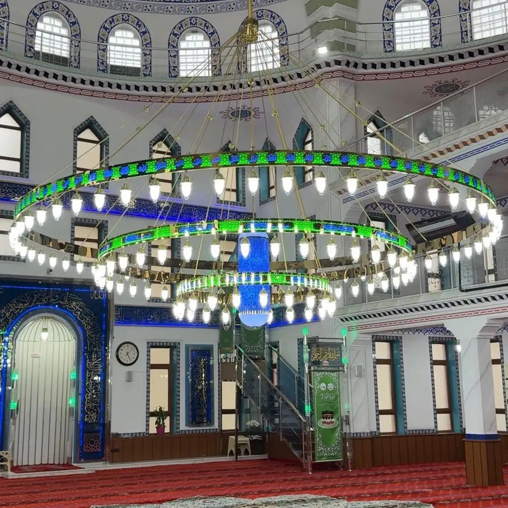 Mavi göbekli Esmaül Hüsnalı ledli cami avizesi genel görünüm, üç kademenin cami hacmine göre ölçeği